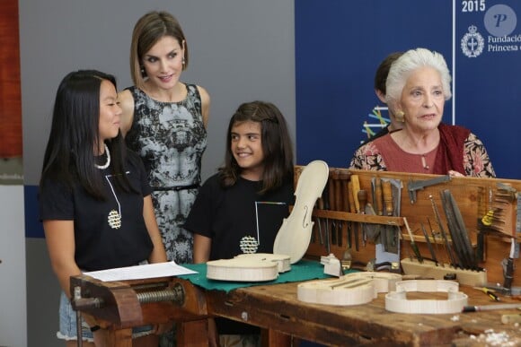 La reine Letizia d'Espagne inaugure les cours d'été de l’école internationale de musique de la Fondation Princesse des Asturies à Oviedo en Espagne le 15 juillet 2015. 