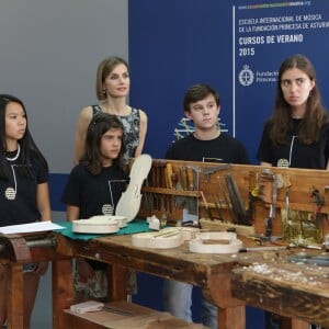 La reine Letizia d'Espagne inaugure les cours d'été de l’école internationale de musique de la Fondation Princesse des Asturies à Oviedo en Espagne le 15 juillet 2015. 