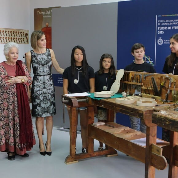 La reine Letizia d'Espagne inaugure les cours d'été de l’école internationale de musique de la Fondation Princesse des Asturies à Oviedo en Espagne le 15 juillet 2015. 