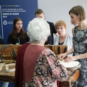 La reine Letizia d'Espagne inaugure les cours d'été de l’école internationale de musique de la Fondation Princesse des Asturies à Oviedo en Espagne le 15 juillet 2015.  