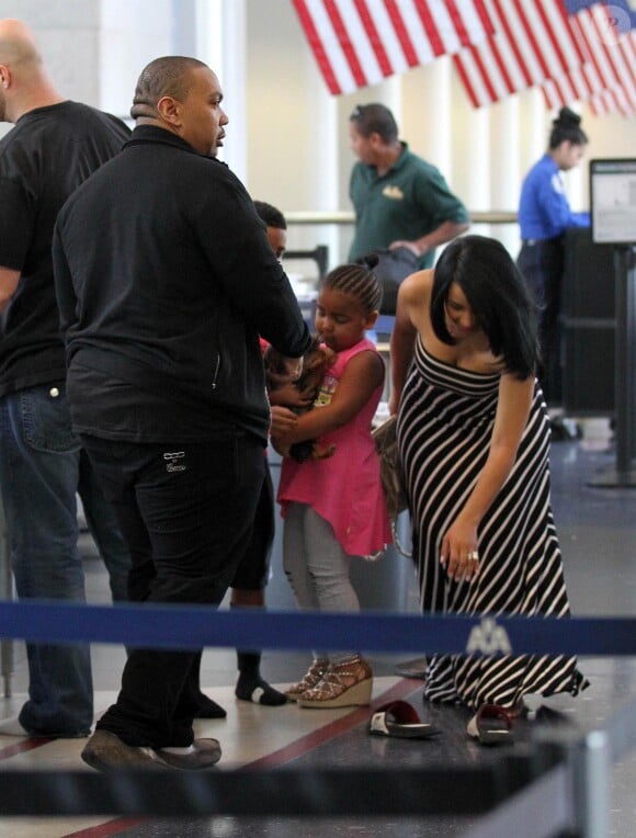 Timbaland (Timothy Zachery Mosley) en famille à l'aéroport LAX en direction de Miami. Los Angeles, le 31 aout 2012