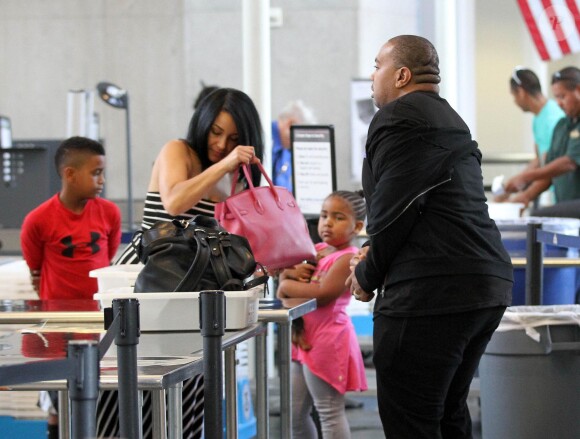 Timbaland (Timothy Zachery Mosley) en famille à l'aéroport LAX en direction de Miami. Los Angeles, le 31 aout 2012