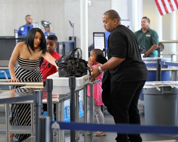 Timbaland (Timothy Zachery Mosley) en famille à l'aéroport LAX en direction de Miami. Los Angeles, le 31 aout 2012