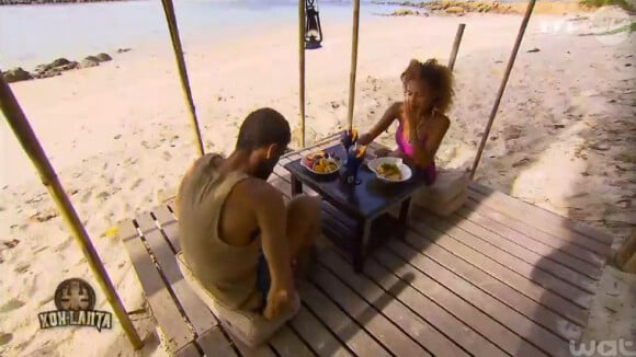 Sébastien et Mélissa profitent de leur récompense, dans Koh-Lanta 2015 (épisode 13), le vendredi 17 juillet 2015 sur TF1.