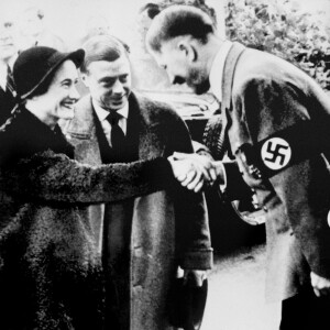 Edouard VIII, duc de Windsor, et son épouse Wallis Simpson, le 23 novembre 1937, avec Adolf Hitler à Munich