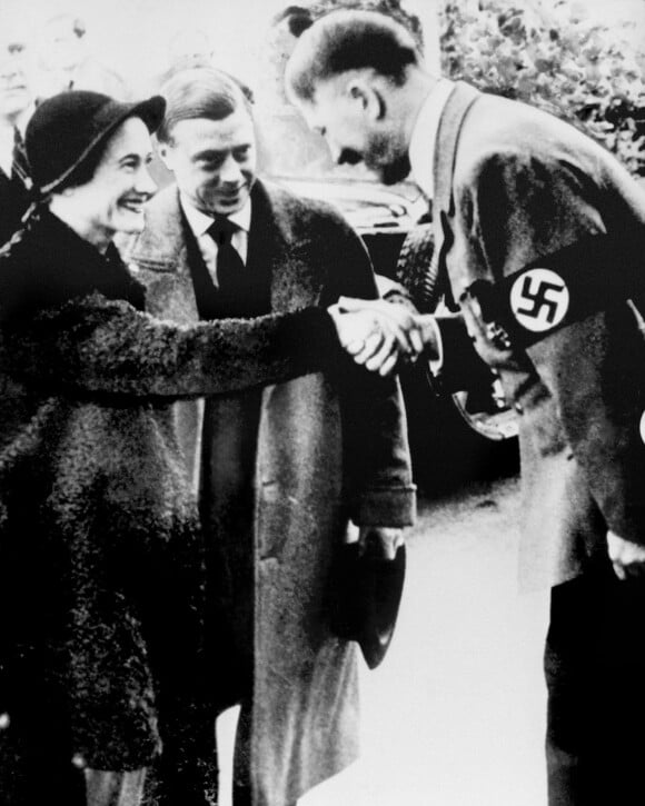 Edouard VIII, duc de Windsor, et son épouse Wallis Simpson, le 23 novembre 1937, avec Adolf Hitler à Munich