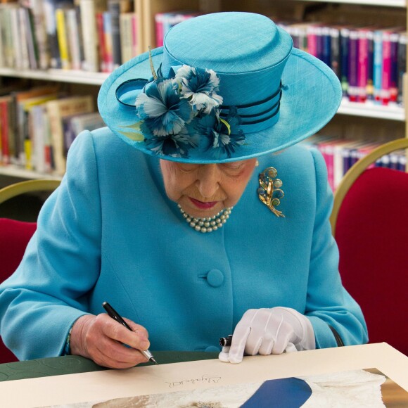 La reine Elisabeth II au centre communautaire "Chadwell Heath" à Barking le 16 juillet 2015