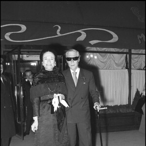 Edouard VIII et son épouse Wallis Simpson, à la sortie du restaurant Maxim's à Paris