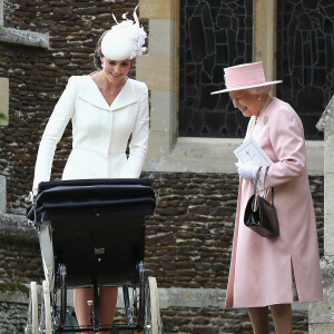 La duchesse de Cambridge Catherine, sa fille la princesse Charlotte de Cambridge et la reine Elisabeth II à l'église St. Mary Magdalene à Sandringham, le 5 juillet 2015