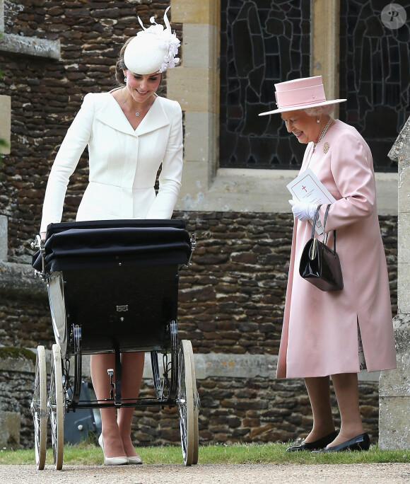 La duchesse de Cambridge Catherine, sa fille la princesse Charlotte de Cambridge et la reine Elisabeth II à l'église St. Mary Magdalene à Sandringham, le 5 juillet 2015