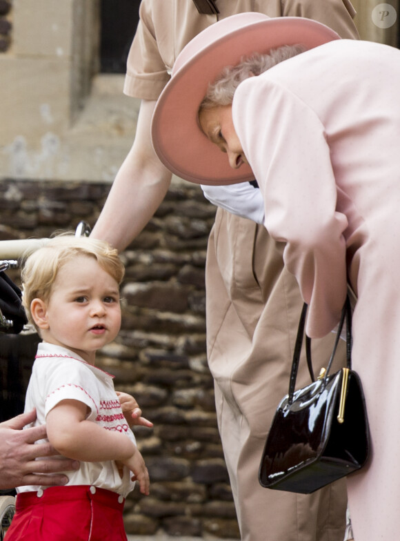La reine Elisabeth II et le prince George de Cambridge à l'église St. Mary Magdalene à Sandringham, le 5 juillet 2015