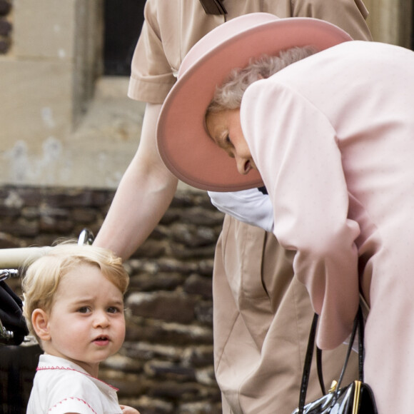 La reine Elisabeth II et le prince George de Cambridge à l'église St. Mary Magdalene à Sandringham, le 5 juillet 2015
