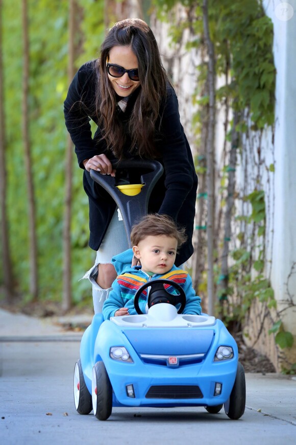 Jordana Brewster et son fils avec Baron Davi, lui-même accompagné de son fils, à Santa Monica, Los Angeles, le 2 avril 2015