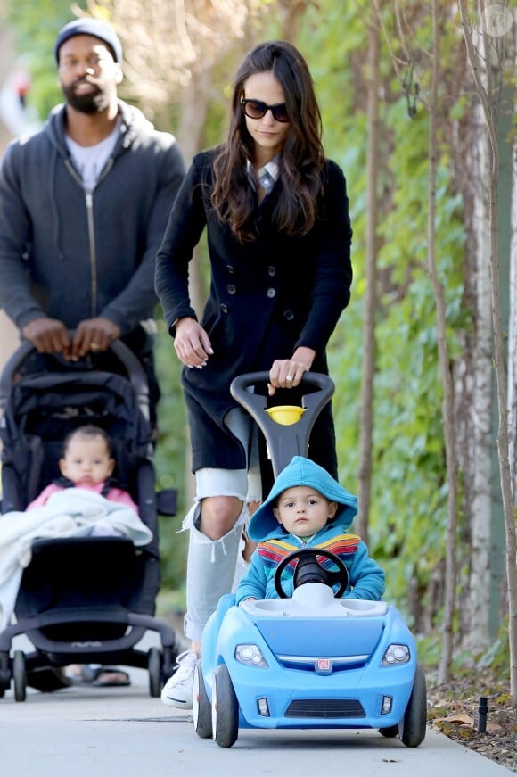 Jordana Brewster et son fils avec Baron Davi, lui-même accompagné de son fils, à Santa Monica, Los Angeles, le 2 avril 2015