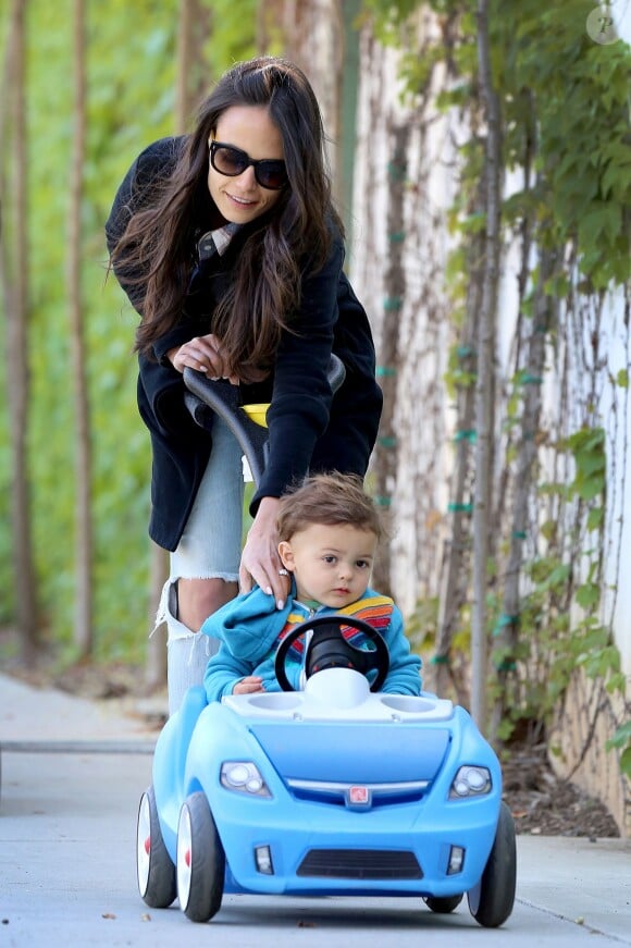 Jordana Brewster et son fils avec Baron Davi, lui-même accompagné de son fils, à Santa Monica, Los Angeles, le 2 avril 2015