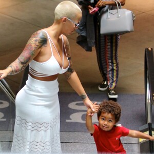 Amber Rose et son fils Sebastian vont au cinéma à Sherman Oaks, Los Angeles, le 19 juillet 2015.