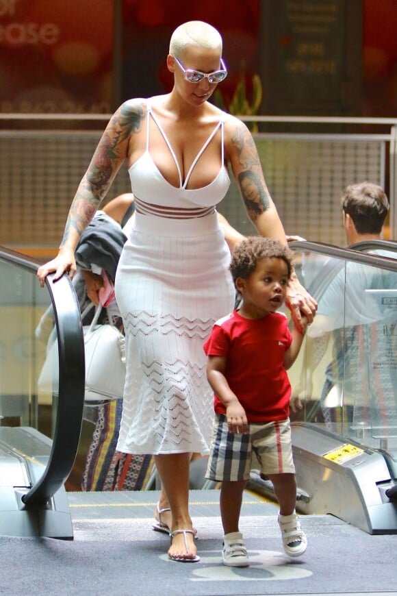 Amber Rose, maman sexy tout de blanc vêtue, emmène son fils Sebastian au cinéma à Sherman Oaks. Los Angeles, le 19 juillet 2015.