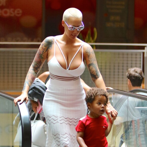 Amber Rose, maman sexy tout de blanc vêtue, emmène son fils Sebastian au cinéma à Sherman Oaks. Los Angeles, le 19 juillet 2015.