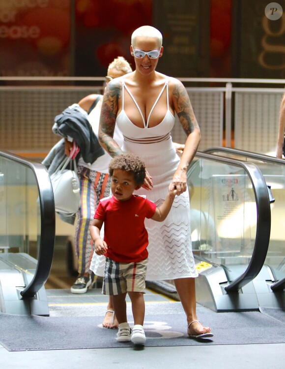 Amber Rose et son fils Sebastian vont au cinéma à Sherman Oaks, Los Angeles, le 19 juillet 2015.