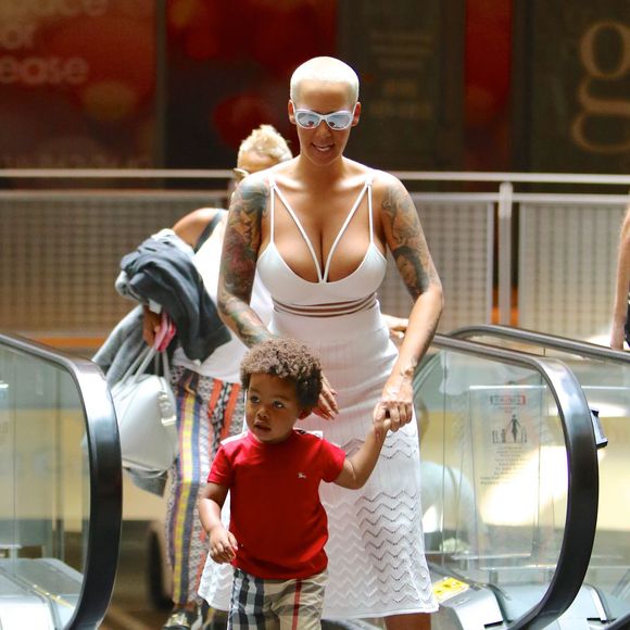 Amber Rose et son fils Sebastian vont au cinéma à Sherman Oaks, Los Angeles, le 19 juillet 2015.
