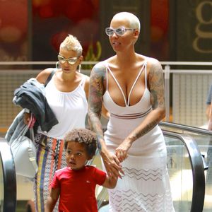 Amber Rose et son fils Sebastian vont au cinéma à Sherman Oaks, Los Angeles, le 19 juillet 2015.