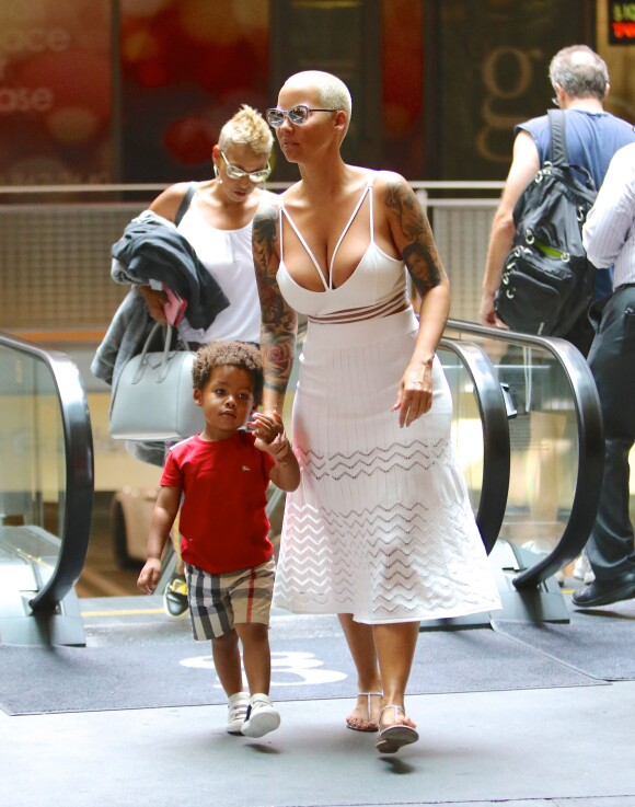 Instant mère et fils ! Amber Rose et le petit Sebastian (2 ans) vont au cinéma à Sherman Oaks, Los Angeles, le 19 juillet 2015.