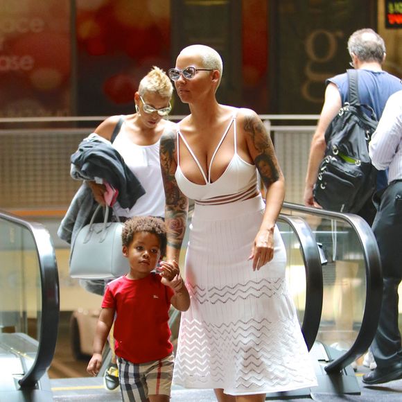 Instant mère et fils ! Amber Rose et le petit Sebastian (2 ans) vont au cinéma à Sherman Oaks, Los Angeles, le 19 juillet 2015.