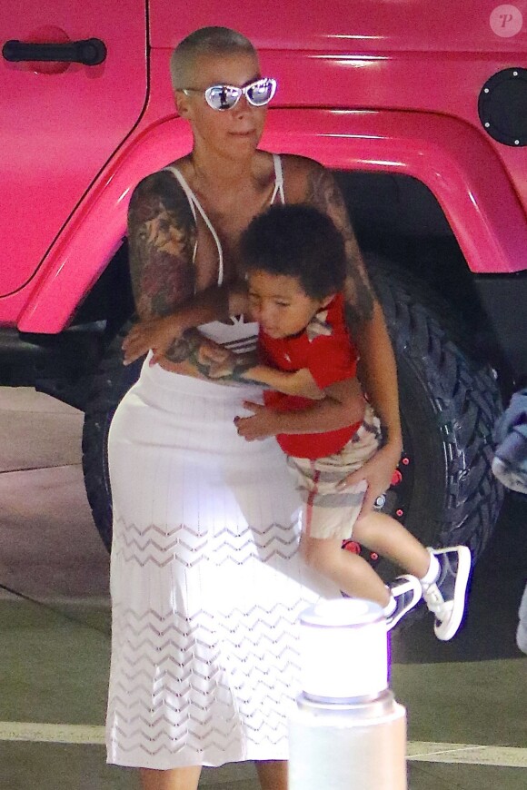 Amber Rose et son fils Sebastian, de sortie à Sherman Oaks, Los Angeles, le 19 juillet 2015.