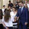 La reine Letizia et le roi Felipe VI d'Espagne avec les étudiants bénéficiaires des bourses Becas Europa au palais de la Zarzuela à Madrid, le 17 juillet 2015.