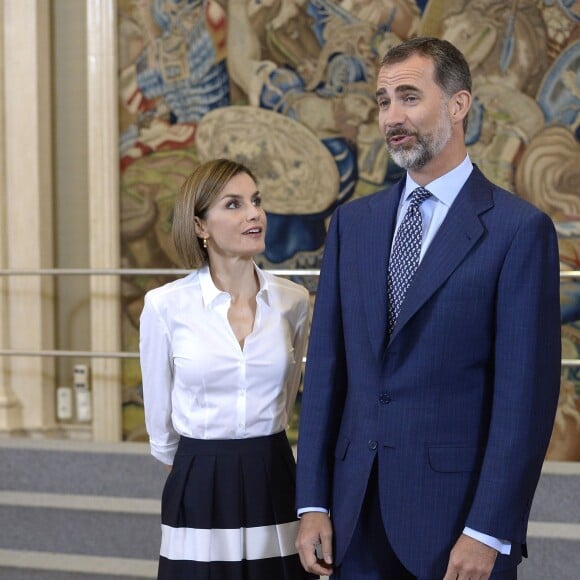 La reine Letizia et le roi Felipe VI d'Espagne avec les étudiants bénéficiaires des bourses Becas Europa au palais de la Zarzuela à Madrid, le 17 juillet 2015.