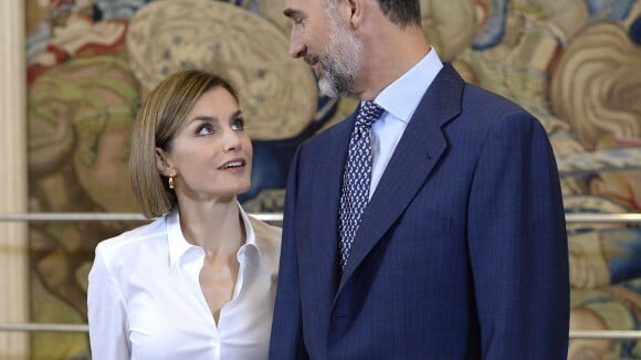 Letizia et Felipe VI d'Espagne : Amoureux stylés devant des étudiants vernis