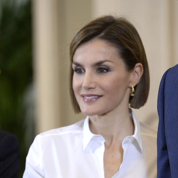 La reine Letizia d'Espagne avec les étudiants bénéficiaires des bourses Becas Europa au palais de la Zarzuela à Madrid, le 17 juillet 2015.