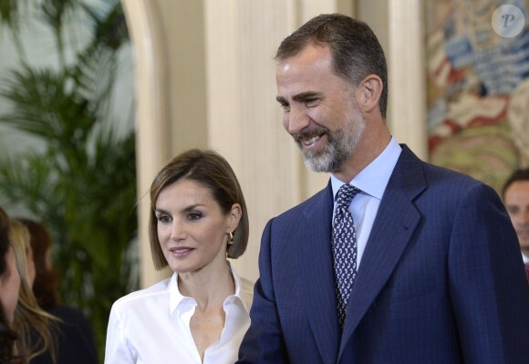 La reine Letizia et le roi Felipe VI d'Espagne avec les étudiants bénéficiaires des bourses Becas Europa au palais de la Zarzuela à Madrid, le 17 juillet 2015.