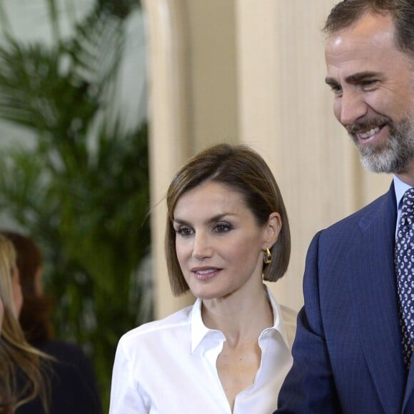 La reine Letizia et le roi Felipe VI d'Espagne avec les étudiants bénéficiaires des bourses Becas Europa au palais de la Zarzuela à Madrid, le 17 juillet 2015.