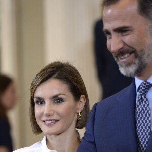 La reine Letizia et le roi Felipe VI d'Espagne avec les étudiants bénéficiaires des bourses Becas Europa au palais de la Zarzuela à Madrid, le 17 juillet 2015.