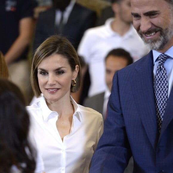 La reine Letizia et le roi Felipe VI d'Espagne avec les étudiants bénéficiaires des bourses Becas Europa au palais de la Zarzuela à Madrid, le 17 juillet 2015.