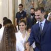 La reine Letizia et le roi Felipe VI d'Espagne avec les étudiants bénéficiaires des bourses Becas Europa au palais de la Zarzuela à Madrid, le 17 juillet 2015.