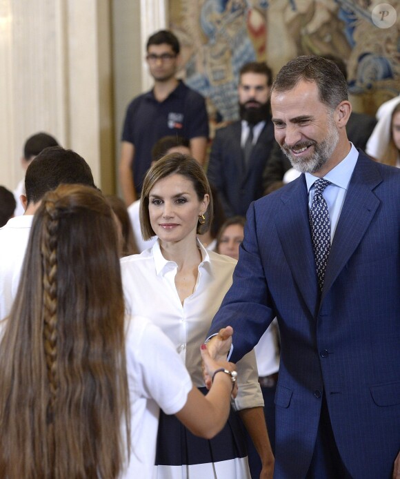 La reine Letizia et le roi Felipe VI d'Espagne avec les étudiants bénéficiaires des bourses Becas Europa au palais de la Zarzuela à Madrid, le 17 juillet 2015.