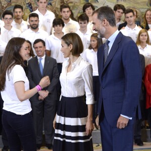 La reine Letizia et le roi Felipe VI d'Espagne avec les étudiants bénéficiaires des bourses Becas Europa au palais de la Zarzuela à Madrid, le 17 juillet 2015.