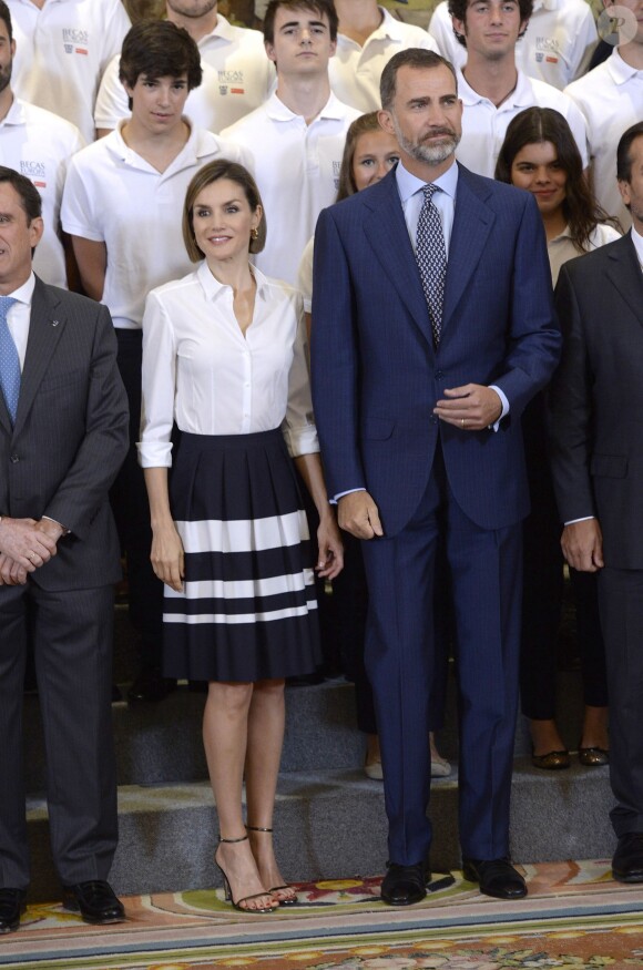 La reine Letizia et le roi Felipe VI d'Espagne avec les étudiants bénéficiaires des bourses Becas Europa au palais de la Zarzuela à Madrid, le 17 juillet 2015.