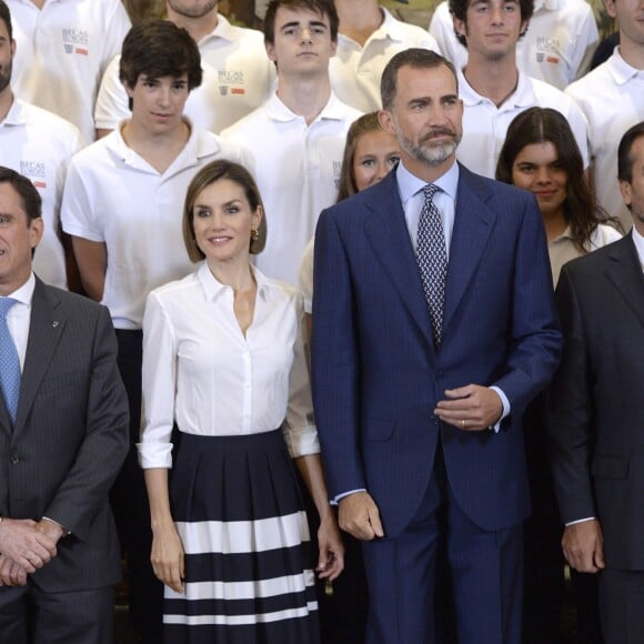 La reine Letizia et le roi Felipe VI d'Espagne avec les étudiants bénéficiaires des bourses Becas Europa au palais de la Zarzuela à Madrid, le 17 juillet 2015.