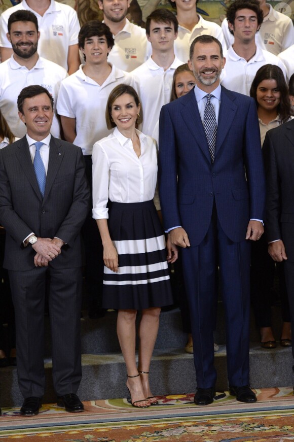 La reine Letizia et le roi Felipe VI d'Espagne avec les étudiants bénéficiaires des bourses Becas Europa au palais de la Zarzuela à Madrid, le 17 juillet 2015.