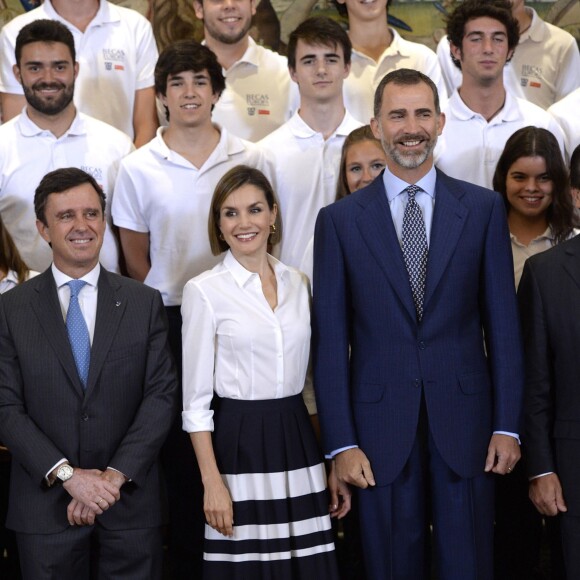La reine Letizia et le roi Felipe VI d'Espagne avec les étudiants bénéficiaires des bourses Becas Europa au palais de la Zarzuela à Madrid, le 17 juillet 2015.