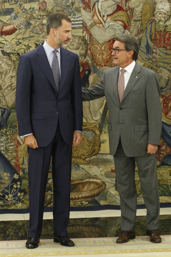 Le roi Felipe VI recevant en audience au palais de la Zarzuela le président de la Generalitat de Catalogne Artur Mas, le 17 juillet 2015 à Madrid.