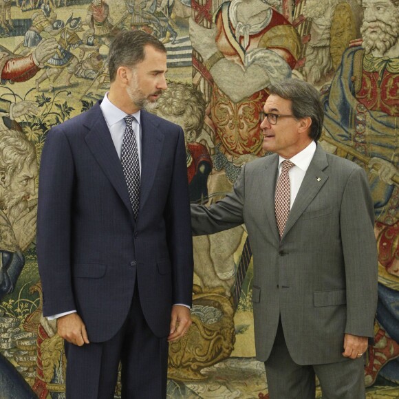 Le roi Felipe VI recevant en audience au palais de la Zarzuela le président de la Generalitat de Catalogne Artur Mas, le 17 juillet 2015 à Madrid.