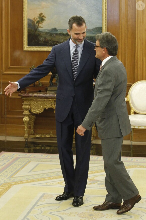 Le roi Felipe VI recevant en audience au palais de la Zarzuela le président de la Generalitat de Catalogne Artur Mas, le 17 juillet 2015 à Madrid.