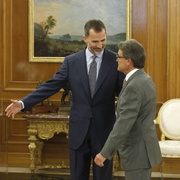 Le roi Felipe VI recevant en audience au palais de la Zarzuela le président de la Generalitat de Catalogne Artur Mas, le 17 juillet 2015 à Madrid.