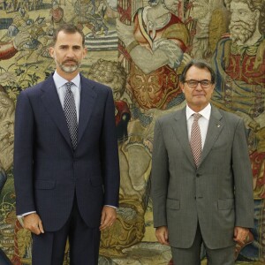 Le roi Felipe VI recevant en audience au palais de la Zarzuela le président de la Generalitat de Catalogne Artur Mas, le 17 juillet 2015 à Madrid.