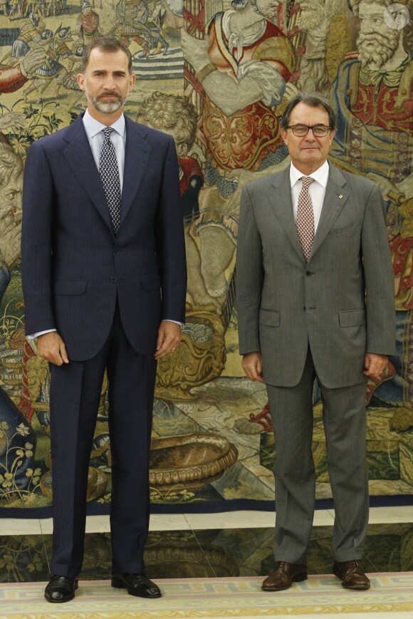 Le roi Felipe VI recevant en audience au palais de la Zarzuela le président de la Generalitat de Catalogne Artur Mas, le 17 juillet 2015 à Madrid.