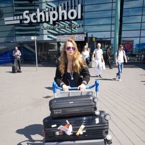 Cara Delevingne à la sortie de l'aéroport d'Amsterdam le 1er juillet 2015  